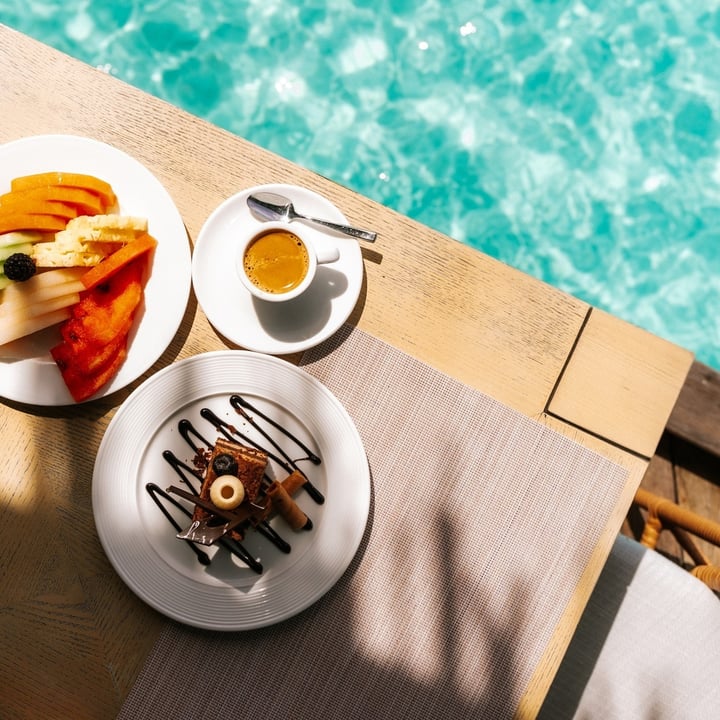 Besoin d'un nouvel endroit pour le petit-déjeuner ? On connaît l'adresse. 🌊

Imaginez des matins paisibles comme celui-ci, tous les jours. Petit-déjeuner au bord du lagon, l'océan Indien tout autour de vous, sur votre propre île-resort.

En feriez-vous vo