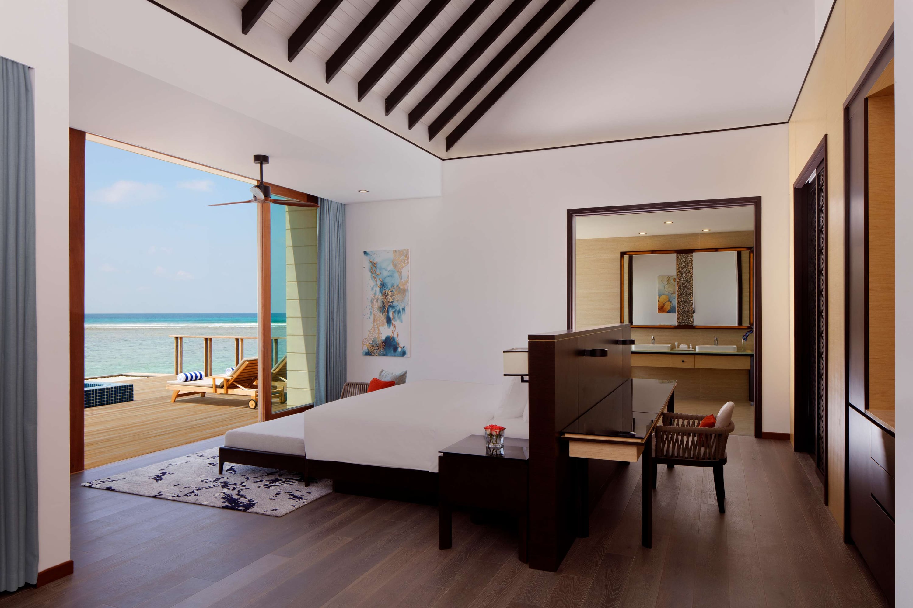 Wasservilla – Pool und Lagunenblick im Radisson Blu Resort Maldives