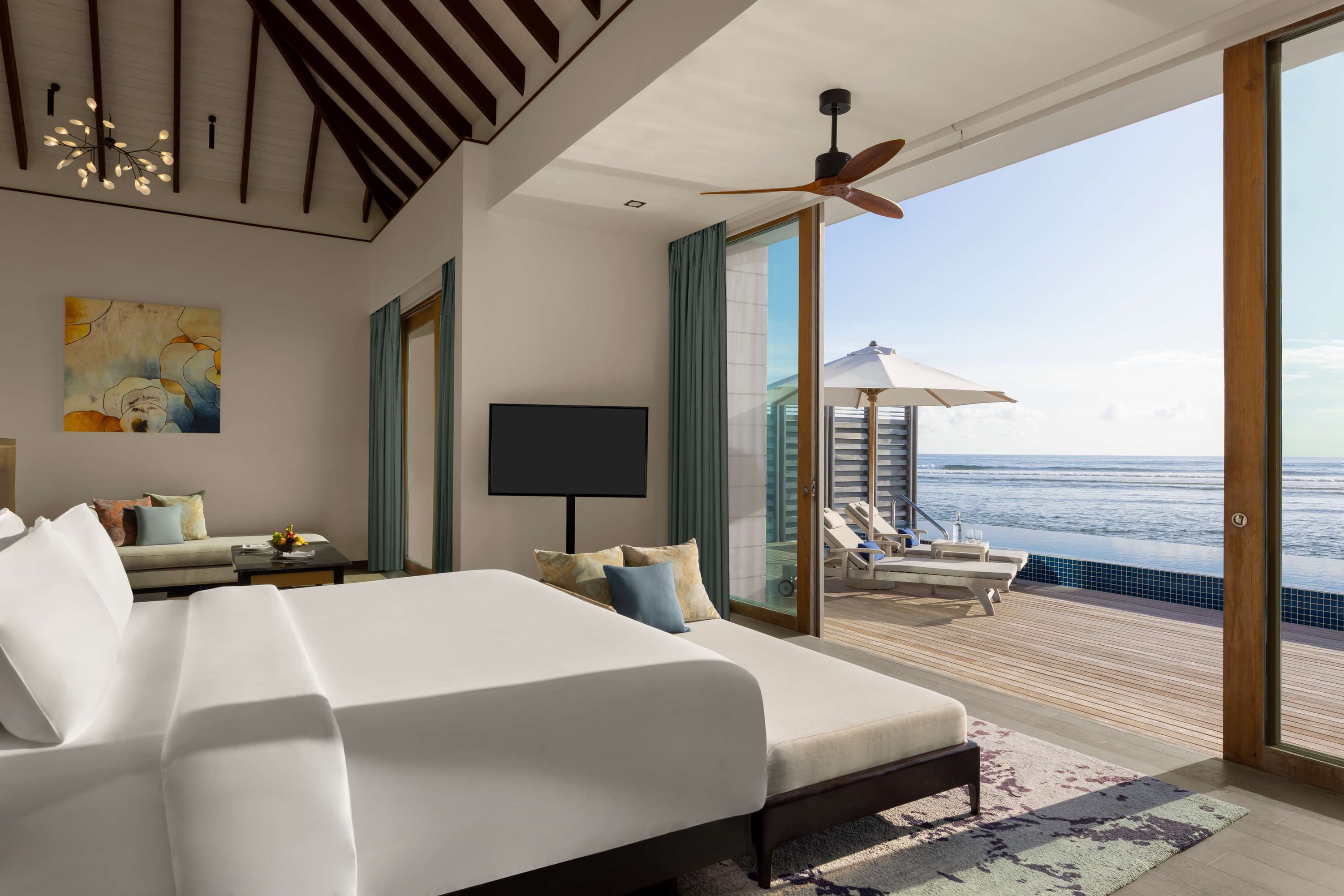 Wasservilla – Pool und Sonnenuntergangsblick im Radisson Blu Resort Maldives