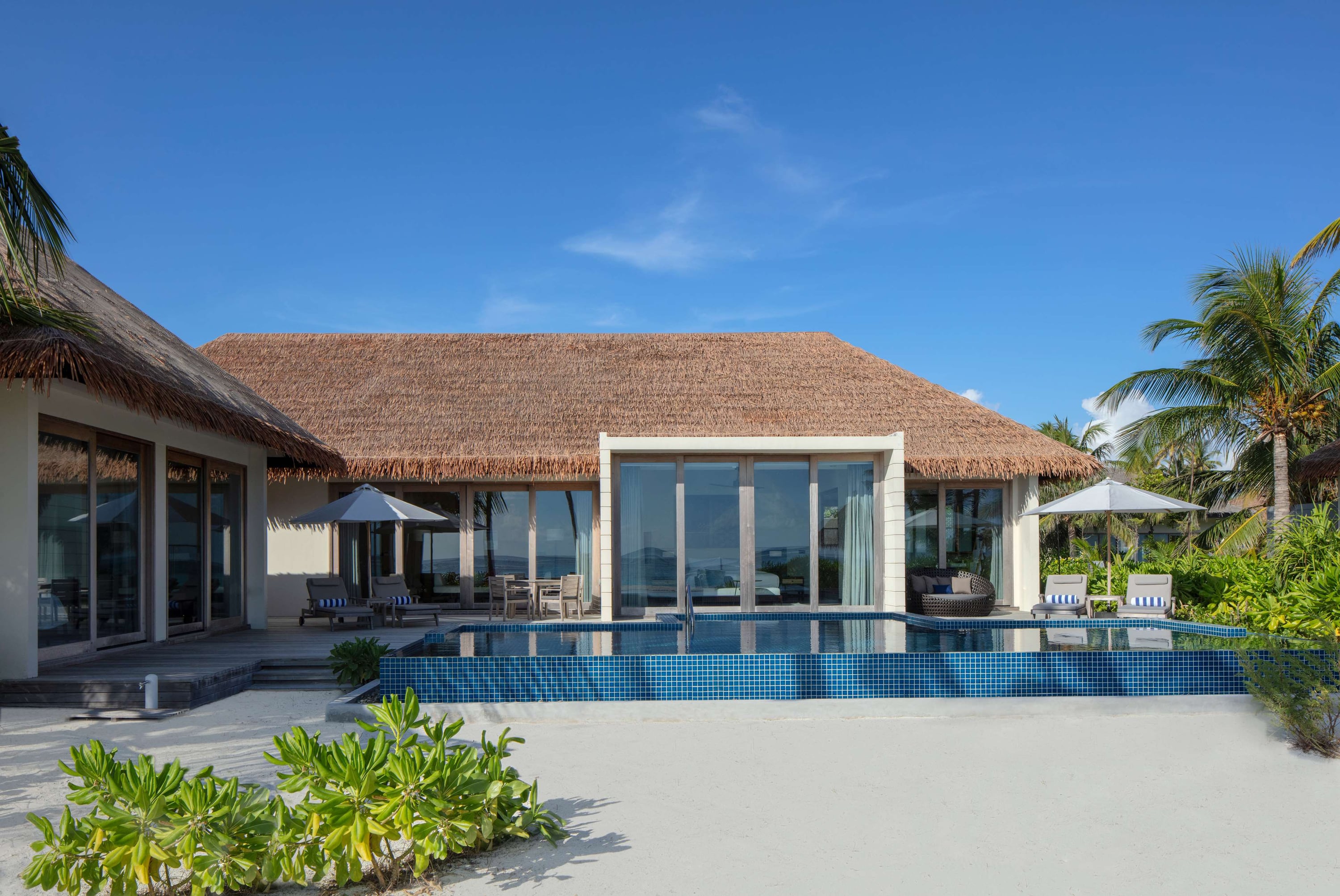 Dreischlafzimmer-Beach Villa – Pool und Sonnenuntergangsblick im Radisson Blu Resort Maldives