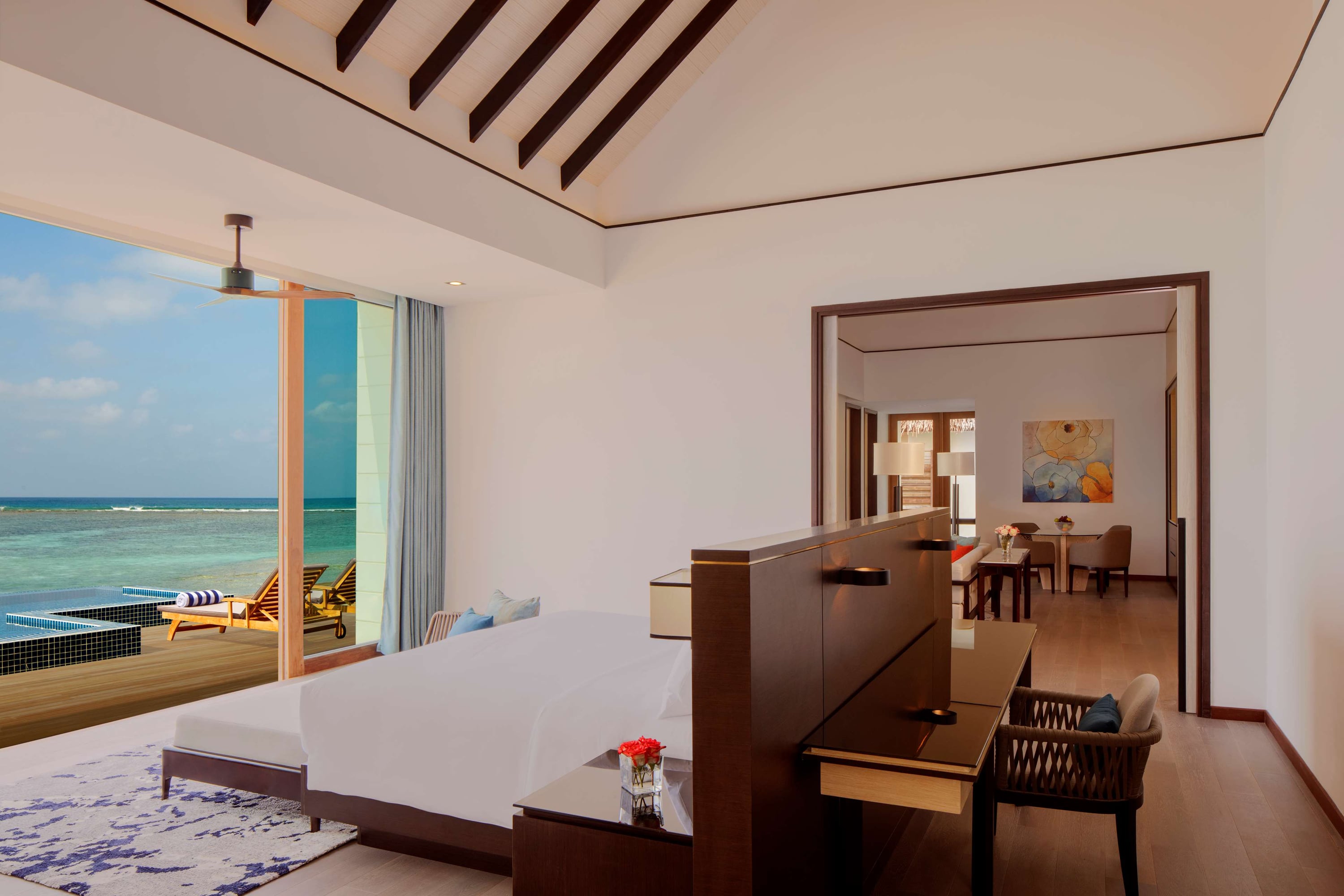 Dreischlafzimmer-Wasservilla – Pool und Lagunenblick im Radisson Blu Resort Maldives