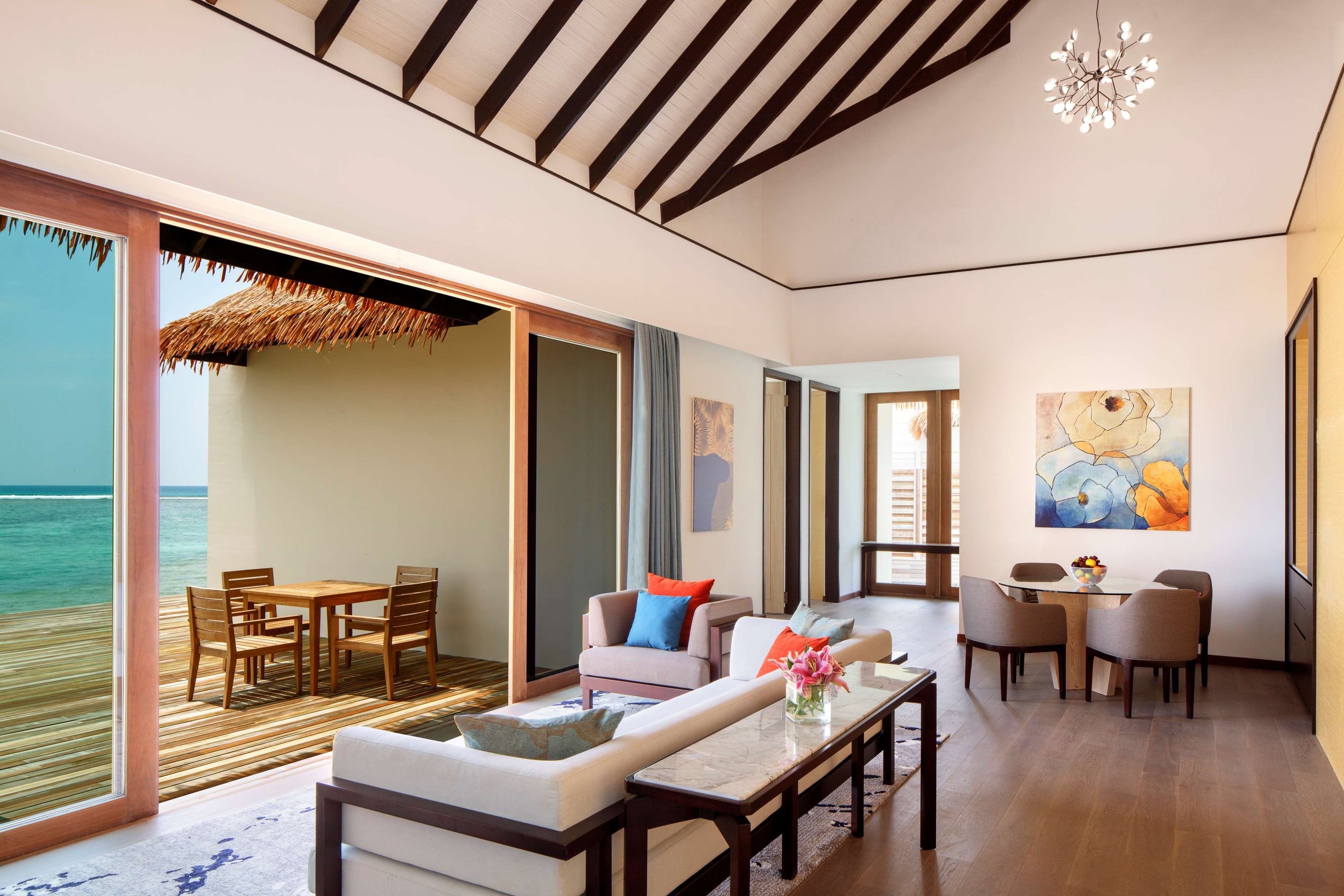 Dreischlafzimmer-Wasservilla – Pool und Sonnenuntergangsblick im Radisson Blu Resort Maldives