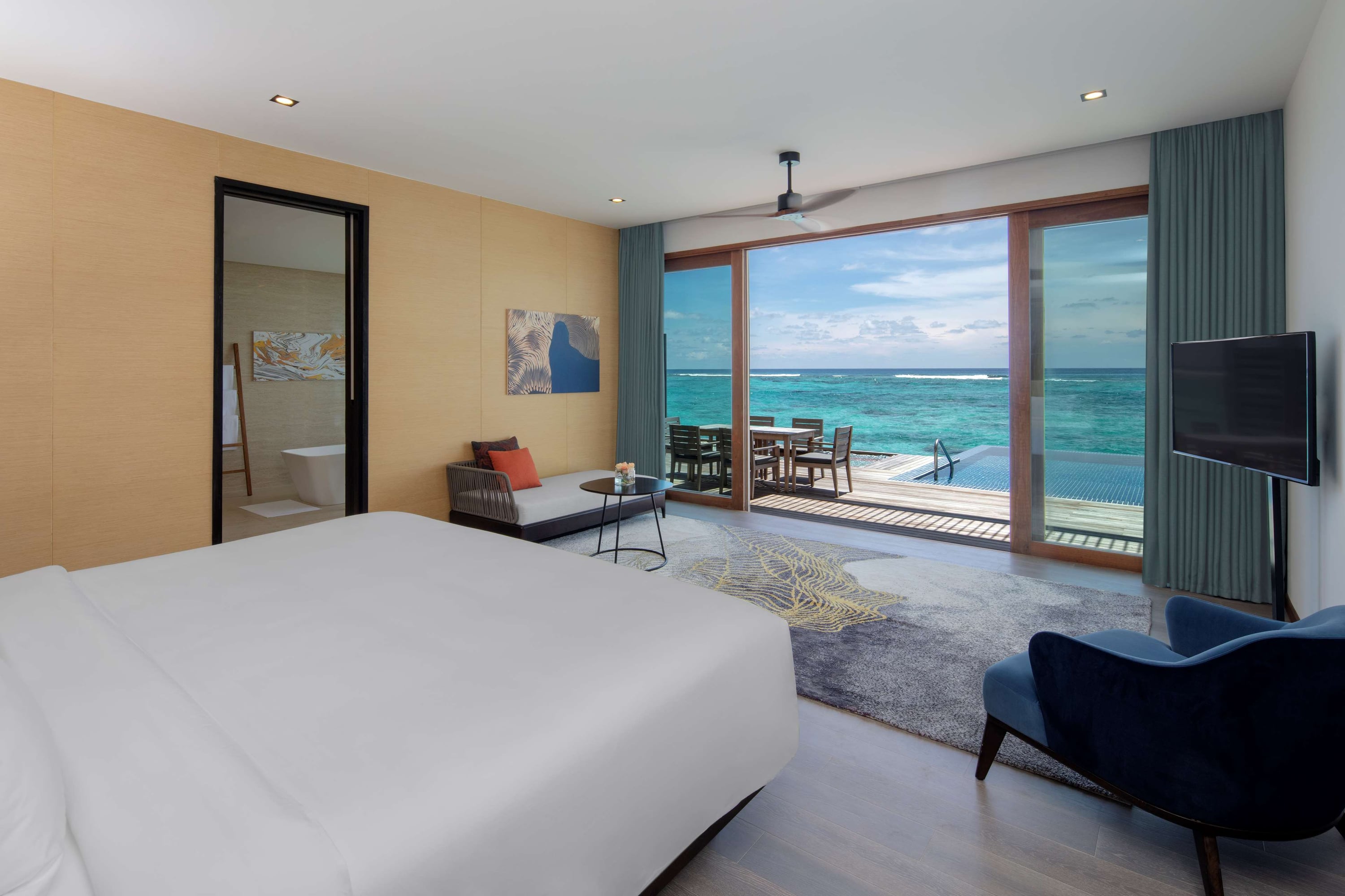 Dreischlafzimmer-Präsidenten-Wasservilla mit Pool im Radisson Blu Resort Maldives