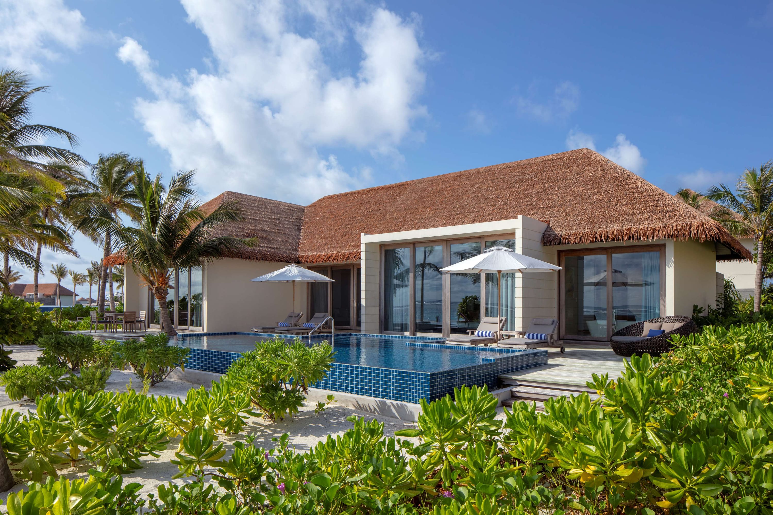 Zweischlafzimmer-Beach Villa – Pool und Sonnenuntergangsblick im Radisson Blu Resort Maldives