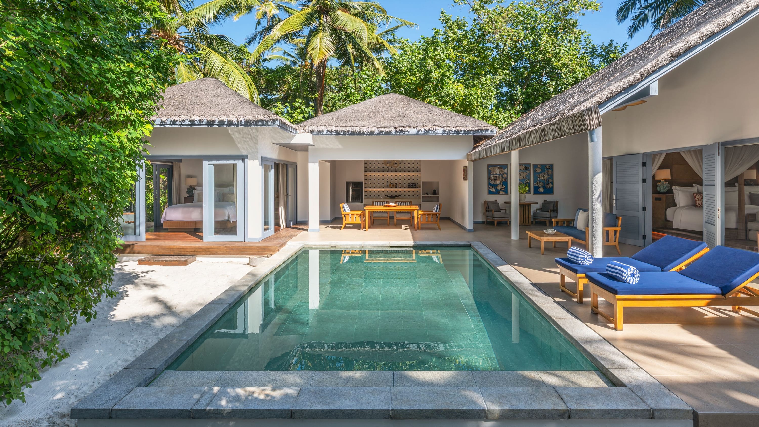 Pool und Außenbereich der Family Villa im Raffles Maldives Meradhoo