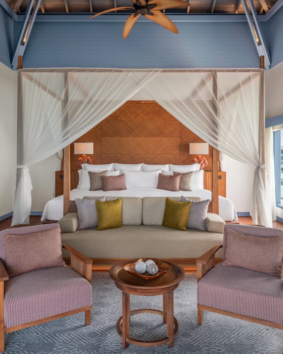 Foto von Halcyon Private Isles Maldives vom 19. Juli 2026. Könnte ein Bild von Bett, Moskitonetz, Schlafzimmer und Text sein.