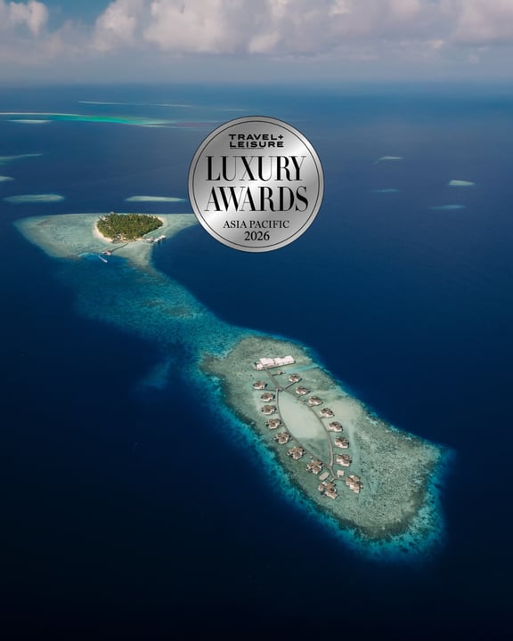 Foto von Halcyon Private Isles Maldives in The Halcyon Private Isles Maldives mit @travelandleisureasia. Könnte ein Bild von Hubschrauber, Magazin, Ozean, Horizont und Text sein, auf dem „LEISURE RAR TRAVEL“ steht