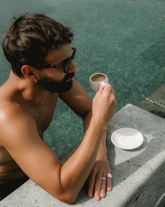 Foto geteilt von Halcyon Private Isles Maldives am 20. Juli 2026 mit Tag @northsouthtravels. Könnte ein Bild von einer oder mehreren Personen, Bart, Kaffeetasse, Tee, Cappuccino, Sonnenbrille, Pool und Text sein.