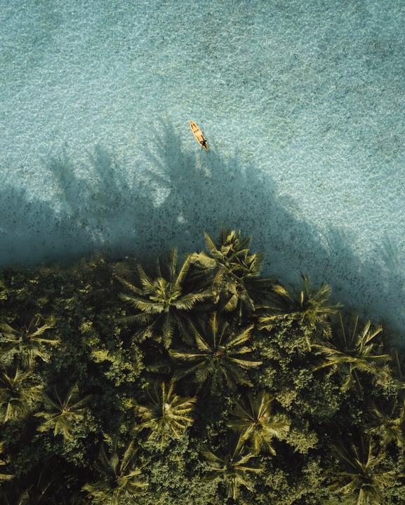 Foto von Halcyon Private Isles Maldives in The Halcyon Private Isles Maldives mit @thedronebook. Könnte Kunstwerk mit Text sein.