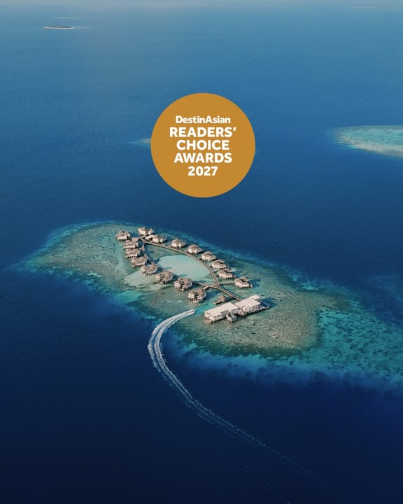 Foto von The Halcyon Private Isles Maldives auf The Halcyon Private Isles Maldives mit @destinasianmagazine. Zeigt möglicherweise ein Bild von Schwimmen, Wasserflugzeug, Magazin und Text mit der Aufschrift „DestinAsian READERS' CH
