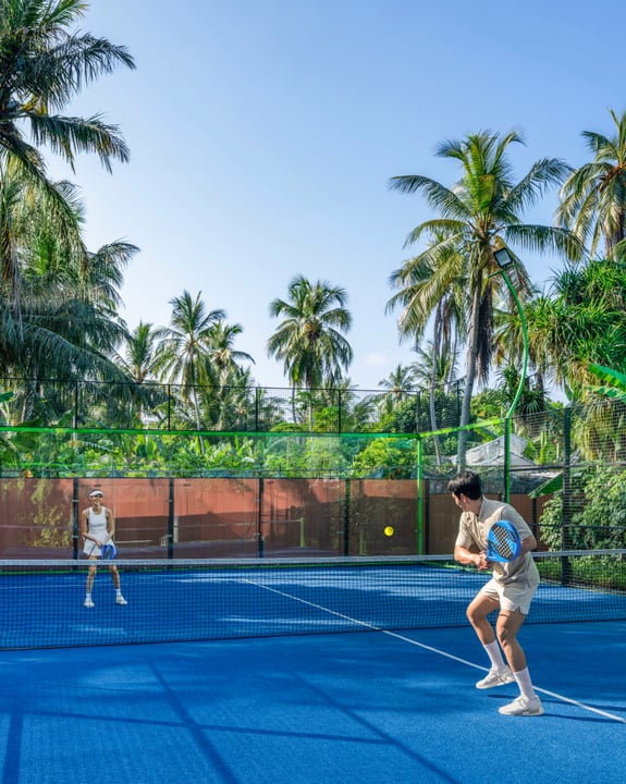 Foto di The Halcyon Private Isles Maldives in The Halcyon Private Isles Maldives. Potrebbe essere un'immagine di giocatore di tennis, racchetta, campo da basket, parco e testo.