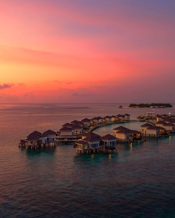 Foto di The Halcyon Private Isles Maldives del 19 settembre 2026. Potrebbe essere un'immagine di orizzonte, crepuscolo, specchio d'acqua e testo.