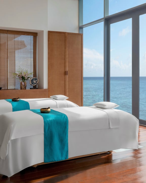 La véritable restauration commence là où l'océan rencontre l'immobilité. Suspendu au-dessus du lagon tranquille, The Halcyon Spa est un sanctuaire de calme — ancré dans l'ancienne philosophie des quatre éléments : la terre, l'ea
