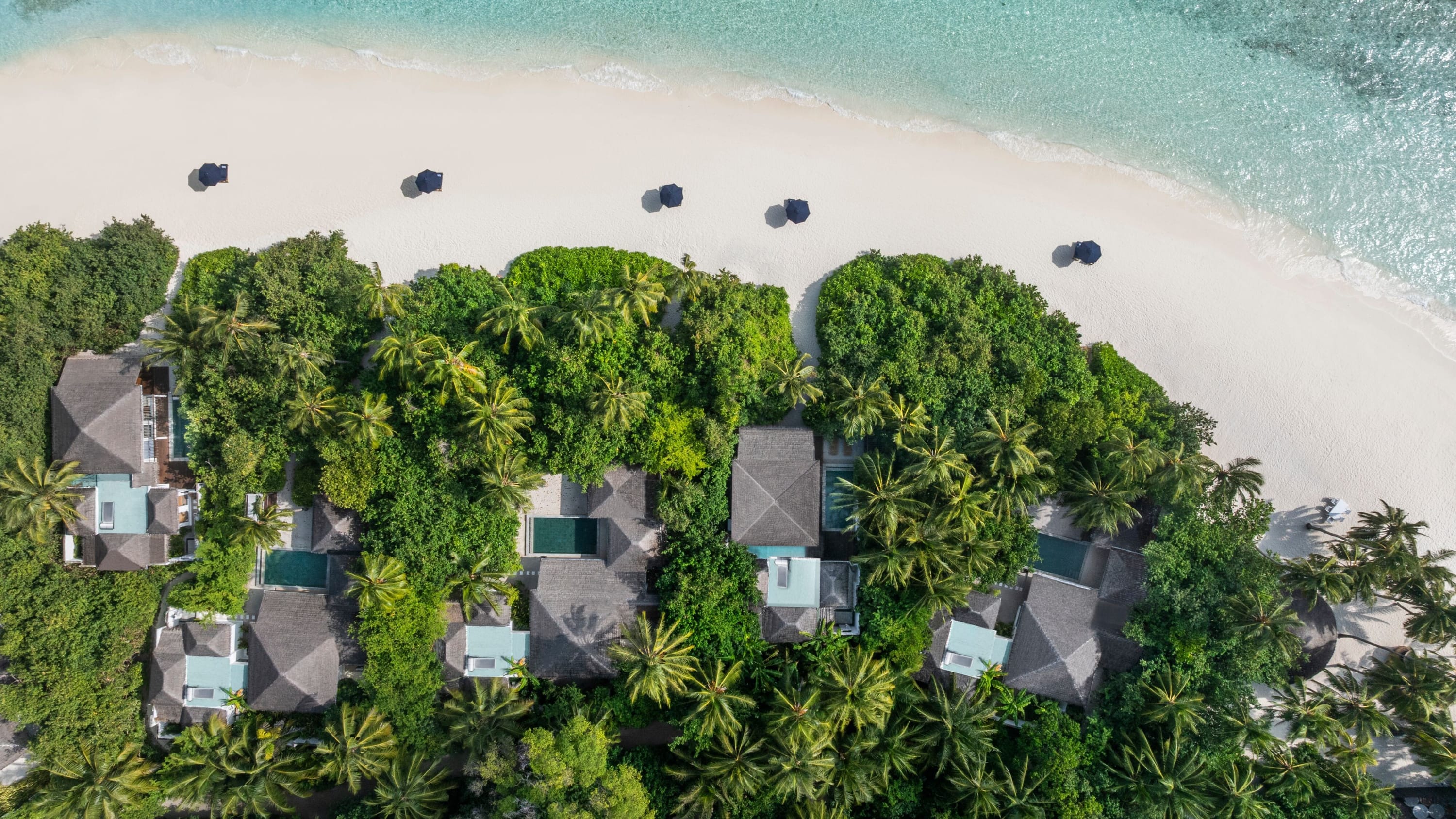 Luftaufnahme des Strands neben der Villa im Raffles Maldives Meradhoo