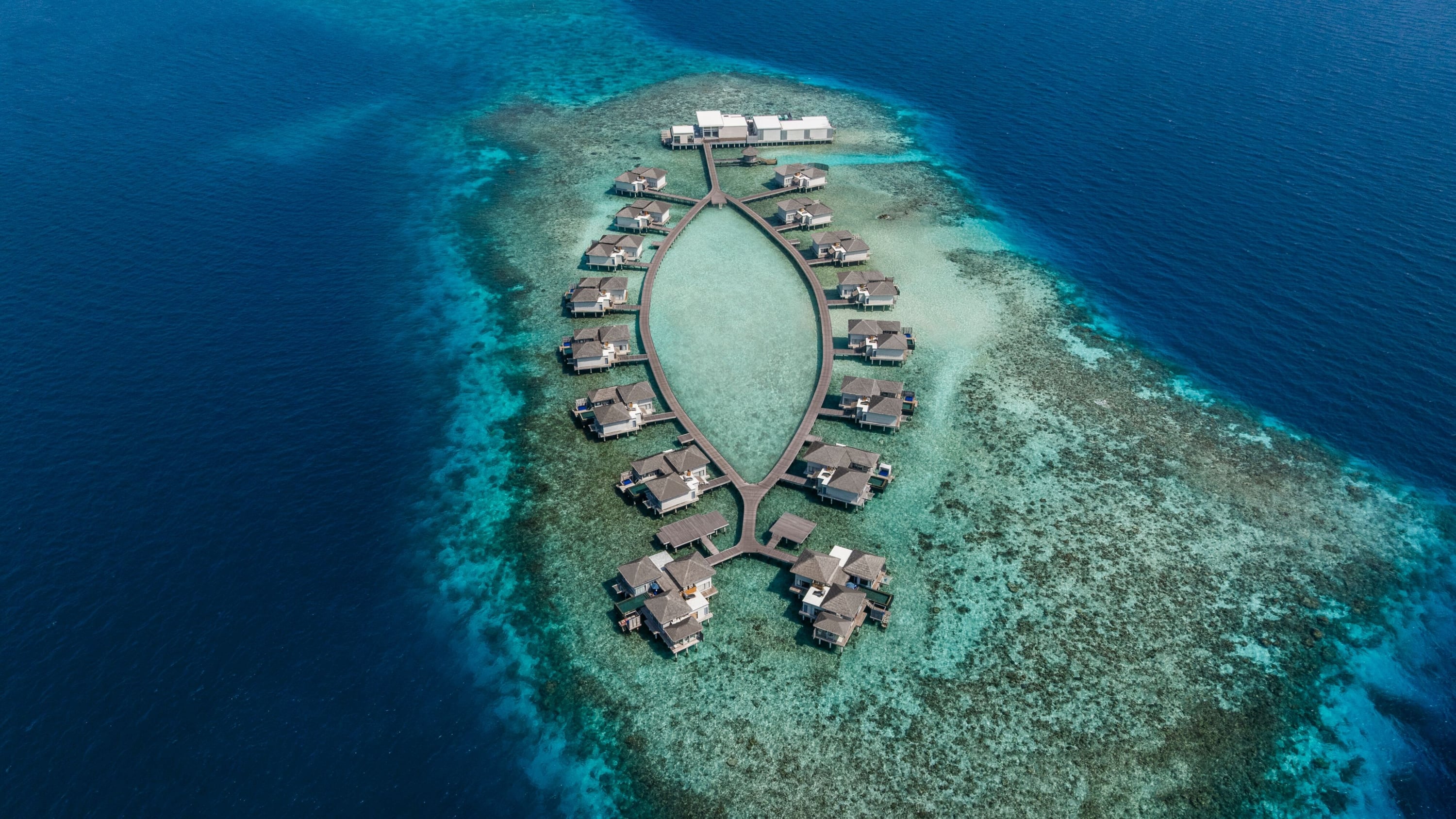 Overwater Villas aus der Vogelperspektive im Raffles Maldives Meradhoo