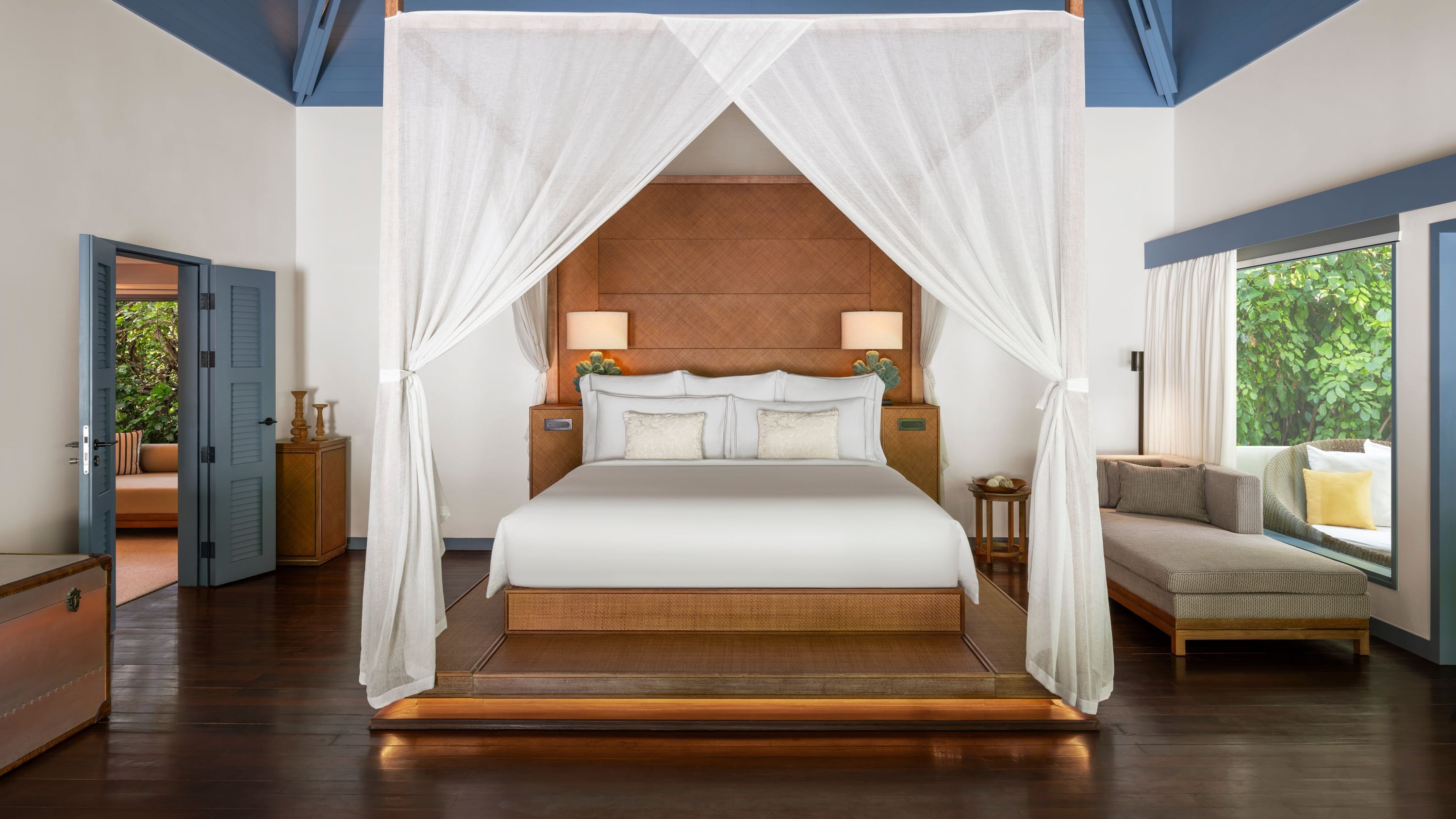 Elegantes Schlafzimmer der Beach Villa im Raffles Maldives Meradhoo