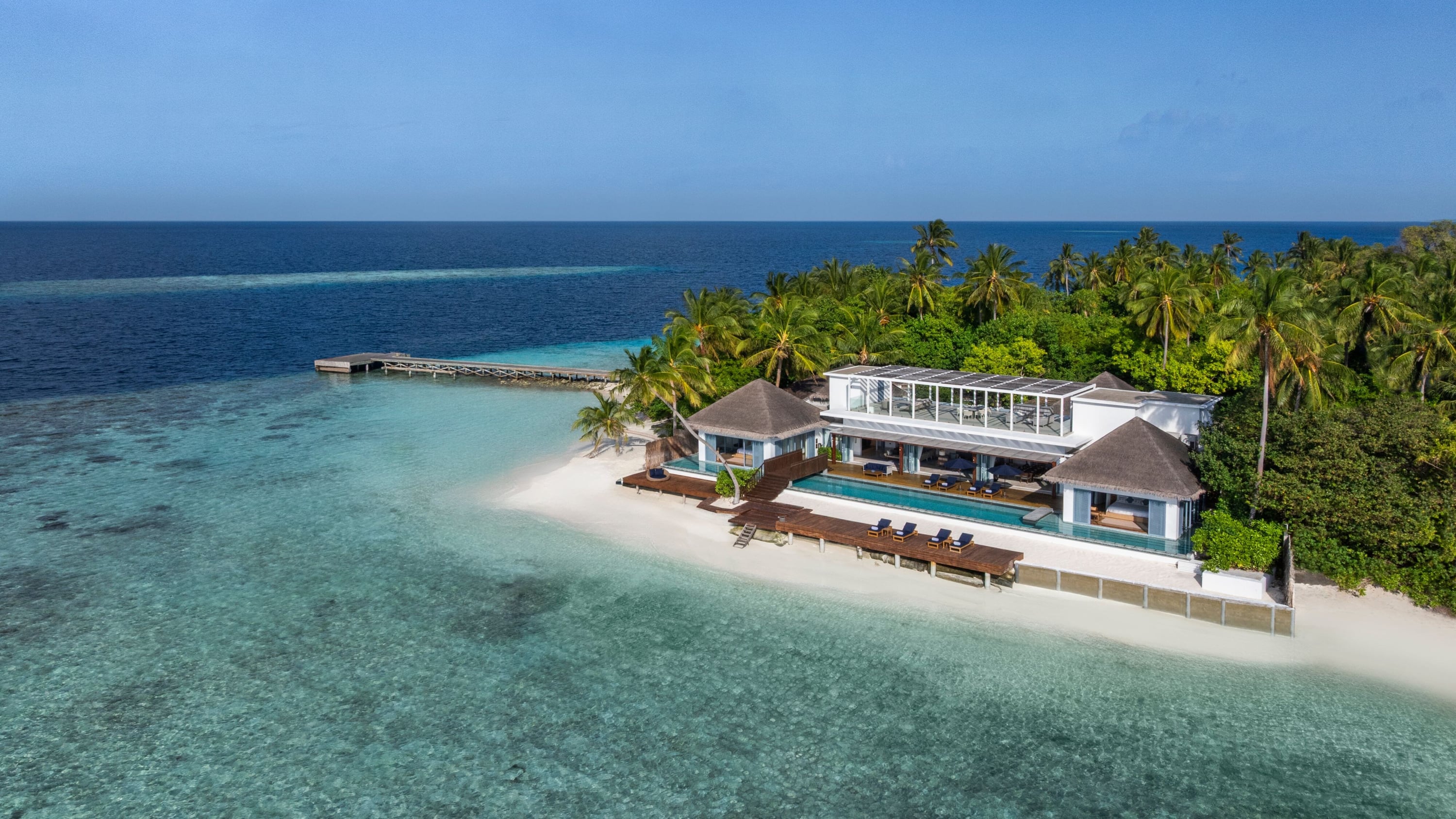 Luftaufnahme der Anwesen-Front im Raffles Maldives Meradhoo