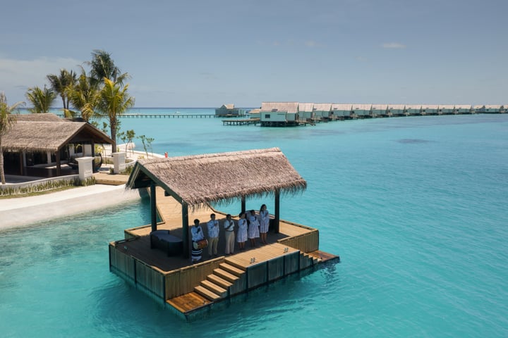 Foto di RAH GILI MALDIVES a RAH GILI MALDIVES con @sixandsixprivateislands e @sixandsixresidences. Potrebbe essere un'immagine raffigurante oceano, cabana e testo.