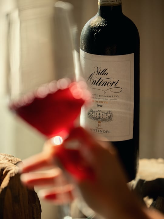 Un peu de Toscane, à des mondes d'ici.

Avec un héritage viticole s'étendant sur plusieurs générations, Antinori apporte un goût d'Italie à RAH GILI MALDIVES. Une sélection soignée de ses vins fait partie de notre mini-bar en villa