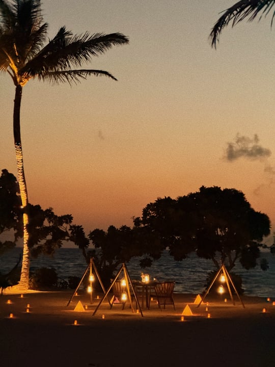 Foto di RAH GILI MALDIVES a RAH GILI MALDIVES con @sixandsixprivateislands. Potrebbe essere un'immagine di crepuscolo, palme, esterni, notte e testo.