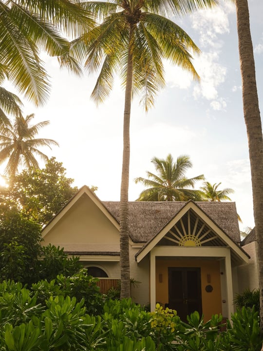 Réveillez-vous là où l'île murmure.⁠
⁠
Nichée sous les palmiers, votre villa garde ses propres heures de calme. Une piscine privée pour la première baignade, un chemin de sable vers le lagon, et un matin qui vous appartient entièrement
