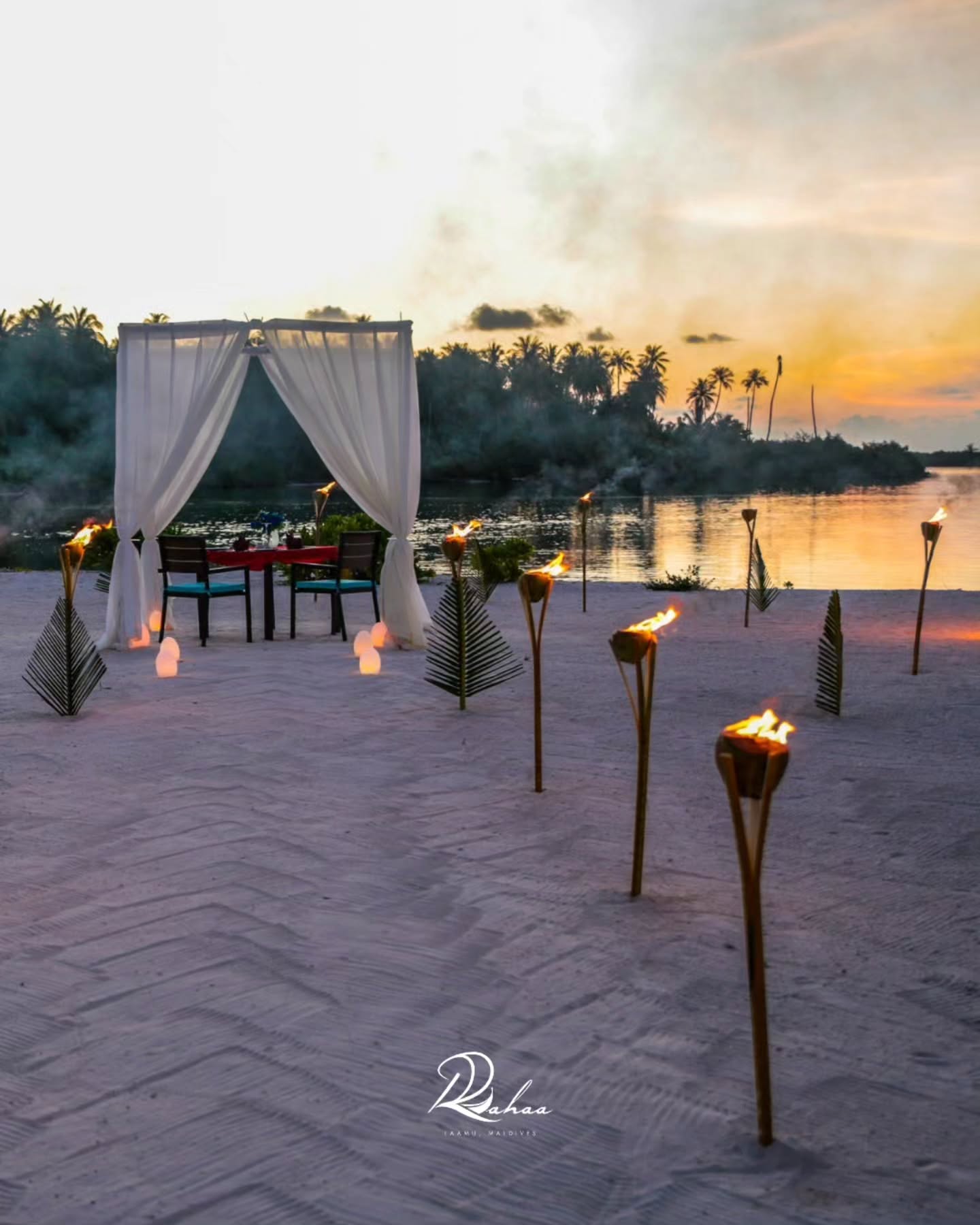 Imaginez dire « oui » avec le coucher de soleil devant vous, l'océan tout autour, et rien que la nature à perte de vue.

À Rahaa, il y a quelque chose de si particulier à célébrer l'amour sur une île préservée