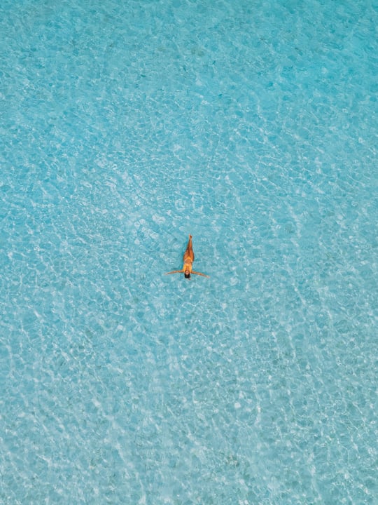Foto von NH Collection Maldives Reethi Resort vom 15. Juli 2026. Könnte ein Bild von Schwimmen, Floß, Ozean und Text sein.