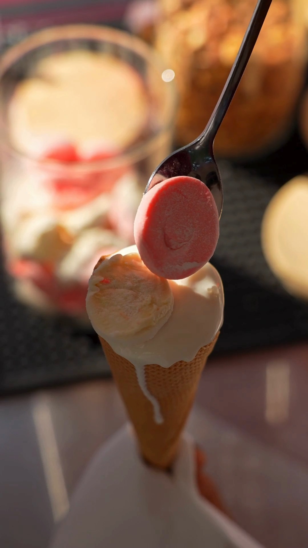 Gestern war der Internationale Tag des Eiscremes🌸🍨

Hören Sie genau hin. Frische Kugeln direkt am Meer serviert. Welche ist Ihre Lieblingssorte im Paradies?

#nhcollection #nhcollectionreethi #minorhotels #ic