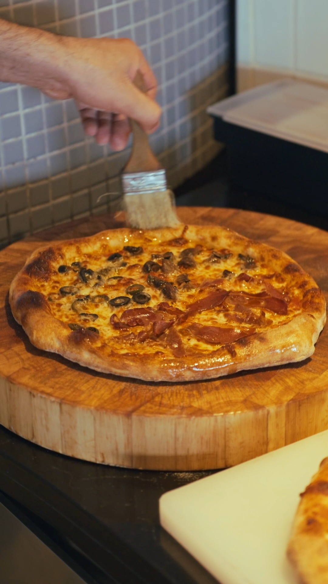 C'è qualcosa di profondamente rassicurante in un piatto preparato interamente da zero, anche quando ti trovi nel bel mezzo dell'Oceano Indiano. Il nostro team di cucina mette tantissimo amore nel nostro impasto fatto in casa, stirato a mano