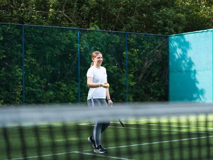 Foto di NH Collection Maldives Reethi Resort del 16 agosto 2026. Potrebbe essere un'immagine di un giocatore di tennis, una racchetta, abbigliamento sportivo e testo.