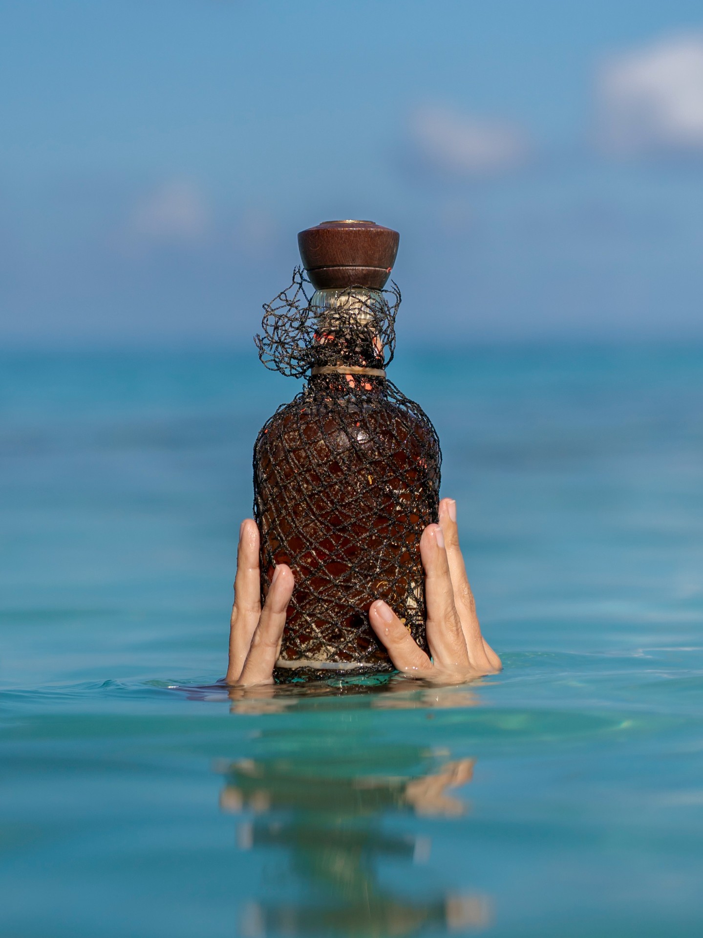Plongée du Rhum Englouti

Certains trésors méritent qu'on y descende.
Inspiré par la légende d'une Caravela perdue, notre rhum repose sous les vagues, où l'océan lui confère un caractère qui lui est propre. Plongez jusqu'au récif pour 