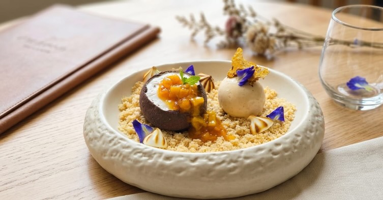 Von The Residence Maldives at Dhigurah geteiltes Foto vom 17. Juli 2026 mit Verlinkung von @cheftarangbhargava. Könnte ein Bild von Dessert, Eigelb und Text sein.