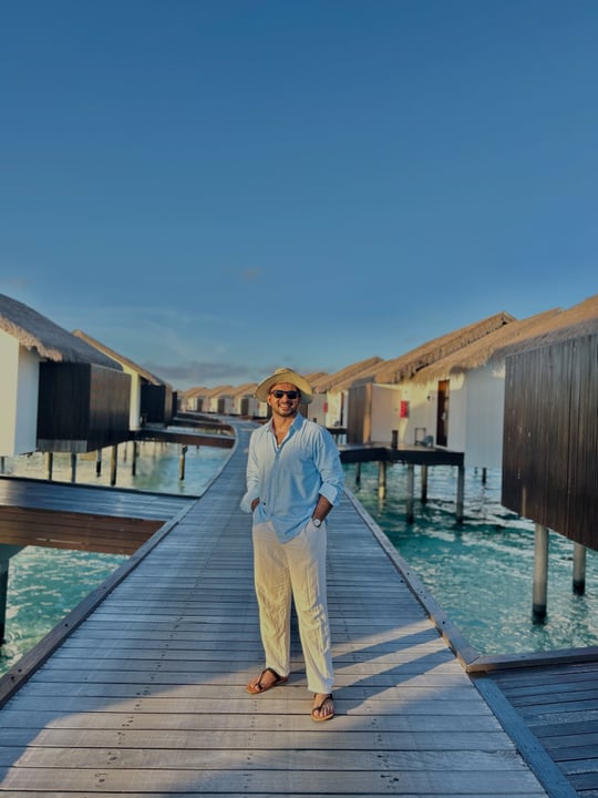 Foto condivisa da Dinidu Viraj il 12 settembre 2026, con tag a @theresidencemaldives e @residencemaldivesdhigurah. Potrebbe raffigurare una piscina, un boathouse e testo.