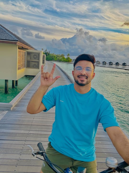 Foto condivisa da Dinidu Viraj il 12 settembre 2026, con tag a @theresidencemaldives e @residencemaldivesdhigurah. Potrebbe raffigurare una bicicletta, esterni e testo.