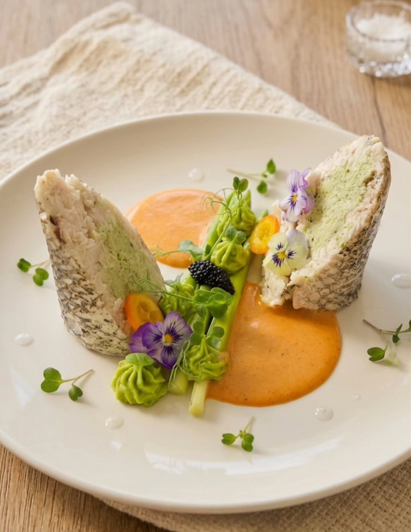 Une ballotine de poisson parfaitement roulée, garnie d'une mousse vibrante aux herbes et petits pois, servie avec une riche réduction de bisque de homard, une crème d'avocat pochée et une touche de caviar.

#theresidencedhigurah #ceniz