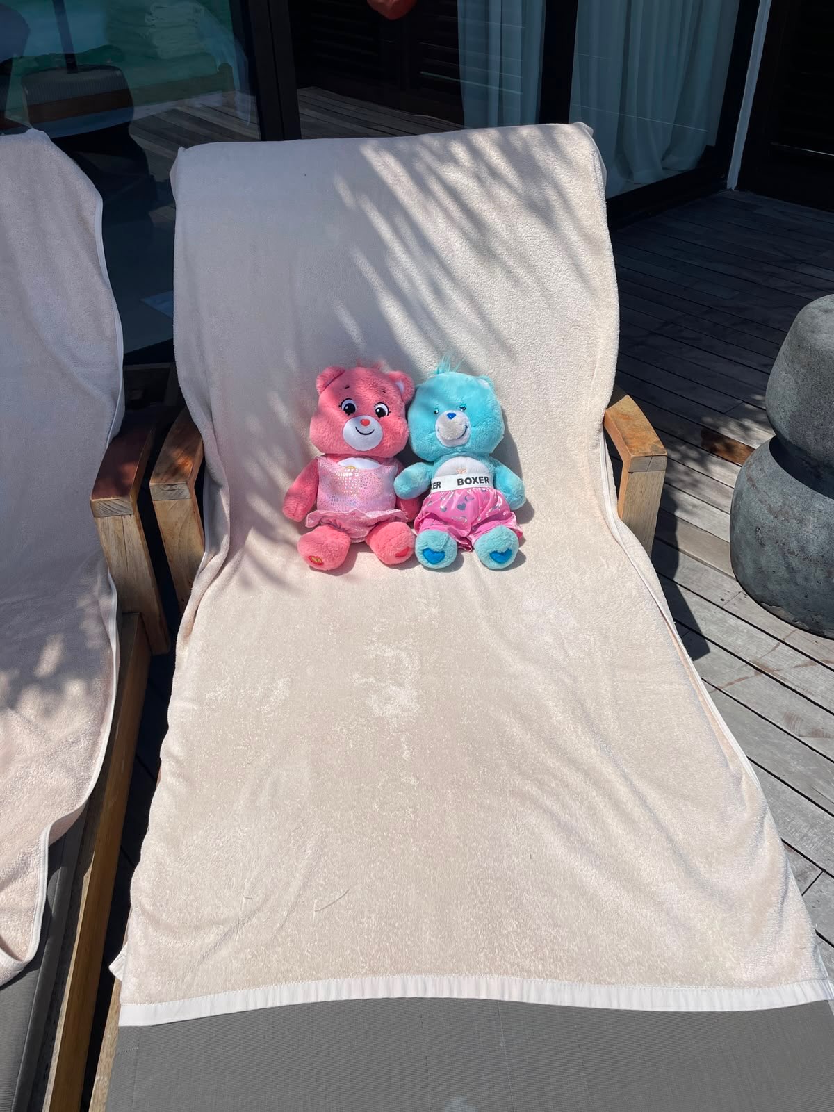 Foto geteilt von Babelene Bear am 06. Juli 2026, markiert @theresidencemaldives. Könnte ein Bild von Handtuch, Decke, Liegestuhl, Sitzsack, Bademantel, Chaiselongue und Text sein.