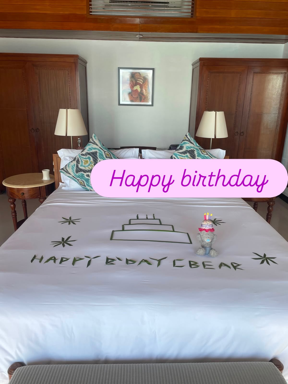Foto geteilt von Babelene Bear am 09. Juli 2026, markiert @theresidencemaldives. Könnte ein Bild von Bett, Schlafzimmer und Text sein, auf dem „Happy birthday HAPPYE'DAYCBEAR HAPPYRDA CBEAR“ steht.