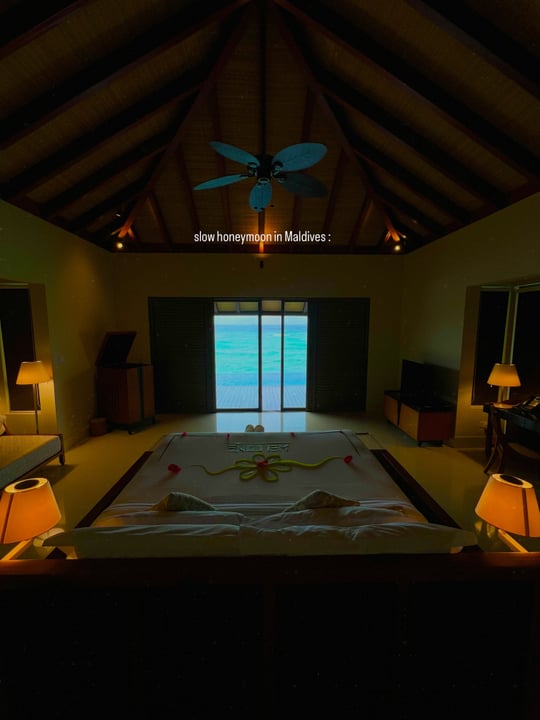 Foto geteilt von @by.mimanous am 16. August 2026, markiert @theresidencemaldives. Könnte ein Bild von Bett, Schlafzimmer und Text sein.