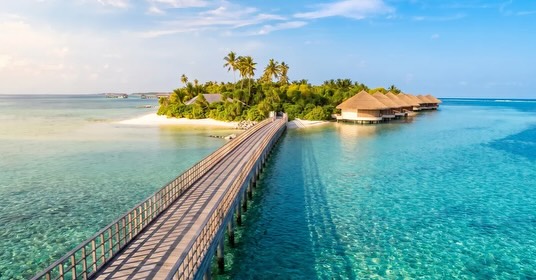 Foto condivisa da Ｓｉｔｕｍｅｄｉｃｅｓｖｏｙ il 09 settembre 2026, con tag a @theresidencemaldives, @belusalfaraz, @eva.stmdv e @bitacorastourism. Potrebbe contenere un'immagine di oceano, orizzonte e testo.