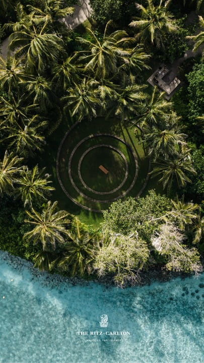 Ein ruhiger Geist. Ein starker Körper. Eine kraftvolle Verbindung zwischen beidem. Zum Global Wellness Day leitete @annie.moves ein Wellness-Retreat, das sich um bewusste Bewegung, Atmung und gezielte Stille drehte – und dabei