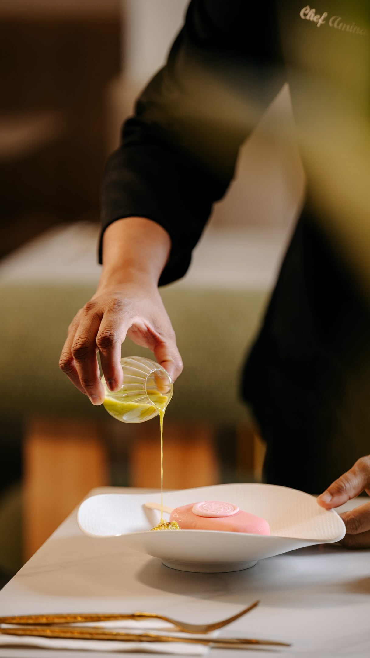 A Taste of Homecoming 🇲🇻

Zu diesem Nationalfeiertag feiern wir Chef Aminath — Gründerin von @maldivian.patissier und einst eine Lady of The Ritz-Carlton.

Ihre Reise begann hier, im The Ritz-Carlton Maldives, F