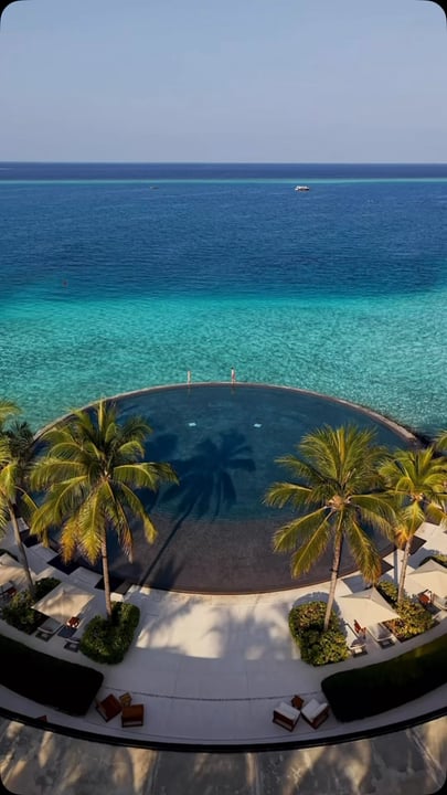 Una piscina. Un orizzonte infinito.

#EmbraceIslandLife #CircleOfIslandLife #RCMemories