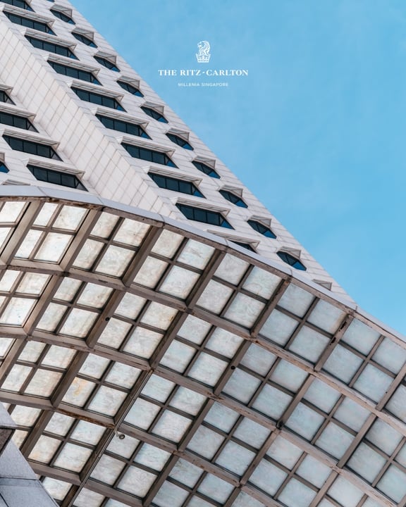 Foto condivisa da The Ritz-Carlton, Millenia SG il 17 settembre 2026, con tag a @ritzcarltonmaldives. Potrebbe essere un'immagine raffigurante grattacielo, edifici, torre e testo.