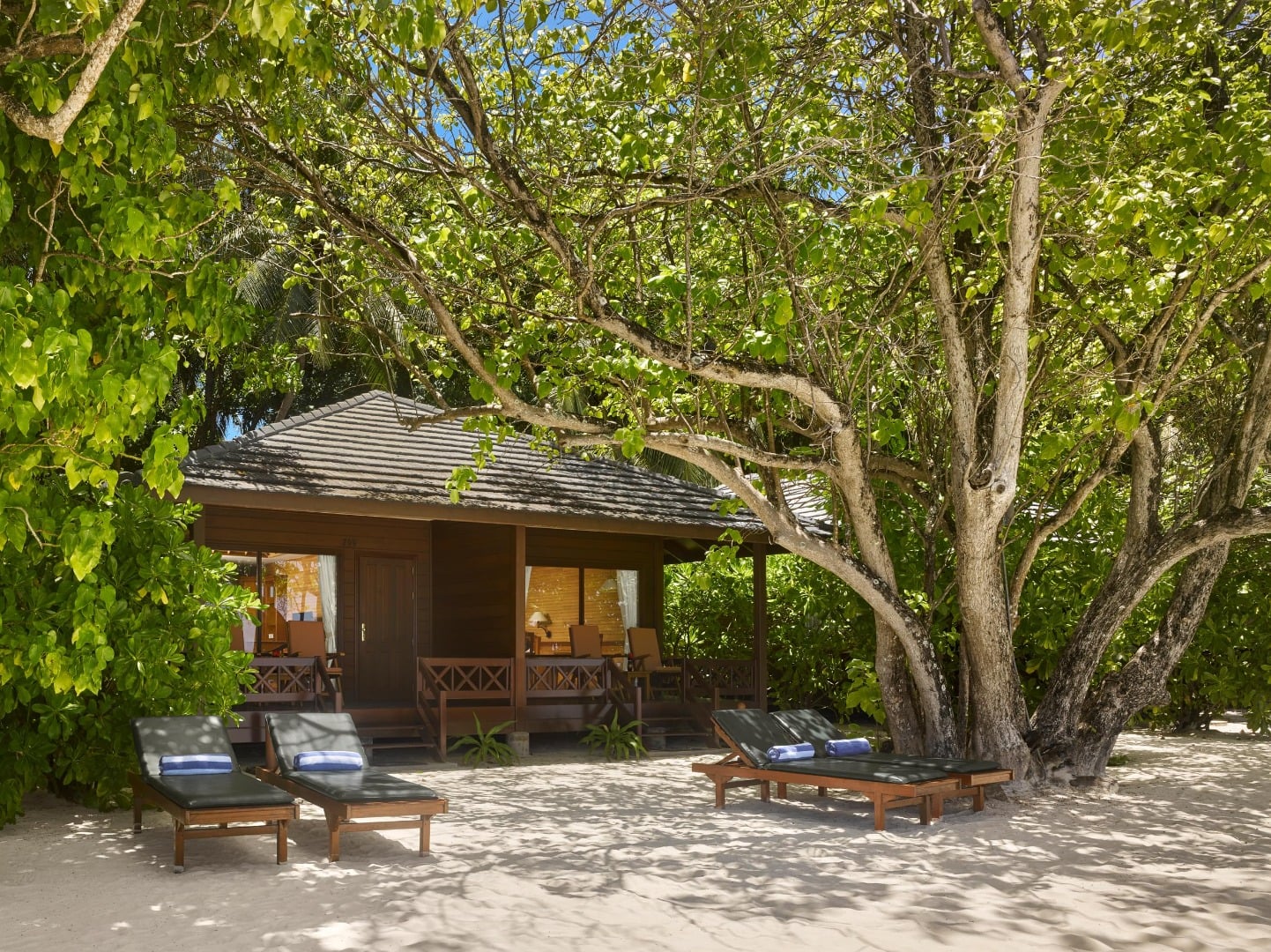 Beach Villa Außenansicht im Royal Island Resort Maldives