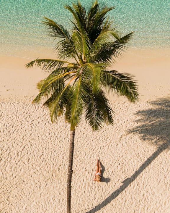 May looks especially good on Royal Island. The waters feels brighter, the sunsets seem to linger, and every corner of the island feels more alive.

💦 Clear turquoise water catching the light from eve