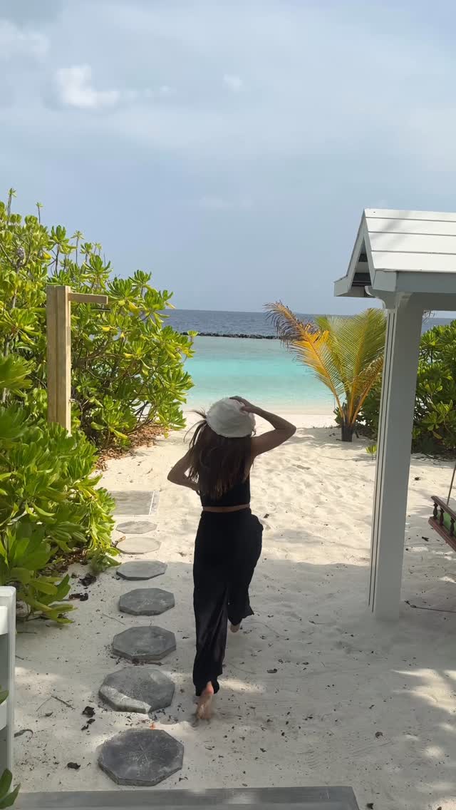 I don’t care - we move to the Maledives 😂

📍 @royalmaldives @villaresortsmaldives 

#travel #maledives 
(reel idee von @franziskanazarenus)