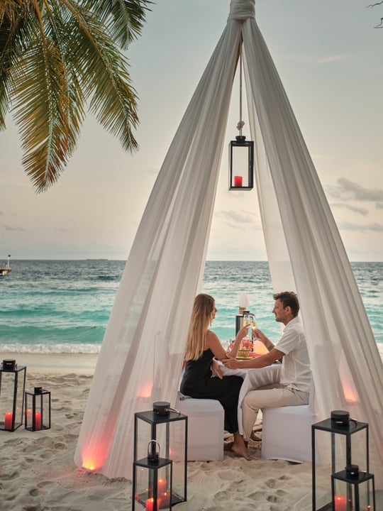 Foto geteilt von Royal Island, Maldives am 18. Juli 2026 mit Markierung von @visitmaldives, @amazing__maldives und @villaresortsmaldives. Könnte ein Bild von Laterne, Zelt, Liegestuhl, im Freien, Cabana und Text sein.
