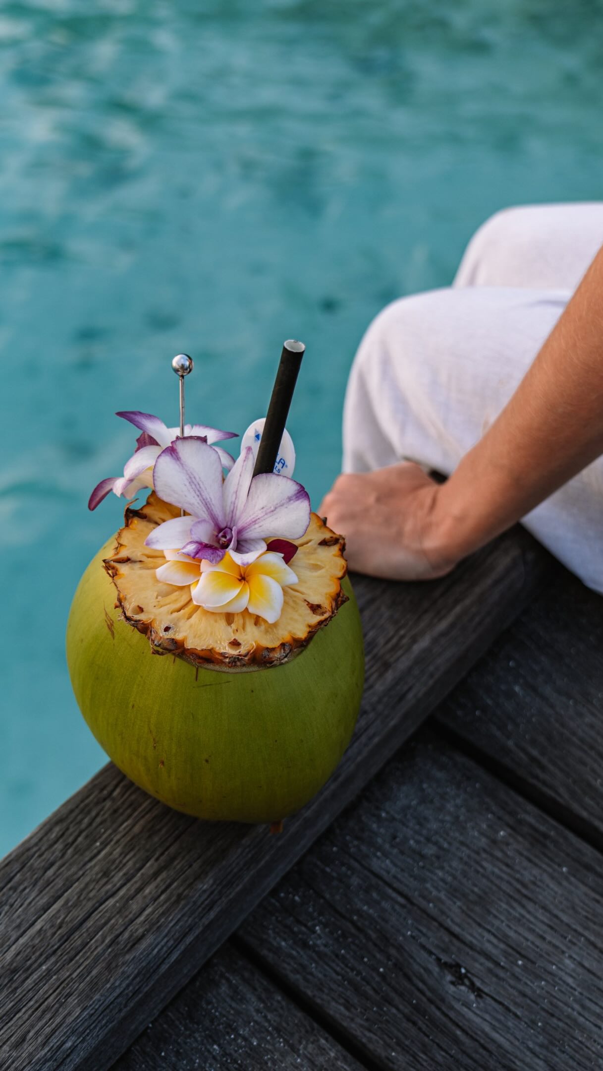 Royal Island fühlt sich lebendig an, sobald man vor die Tür tritt.

Überall Palmen, Vögel, die durch die Bäume ziehen, Wellenrauschen im Hintergrund und dieses unbeschwerte Insel-Flair, das Sie vom Frühstück bis zum Strand begleitet