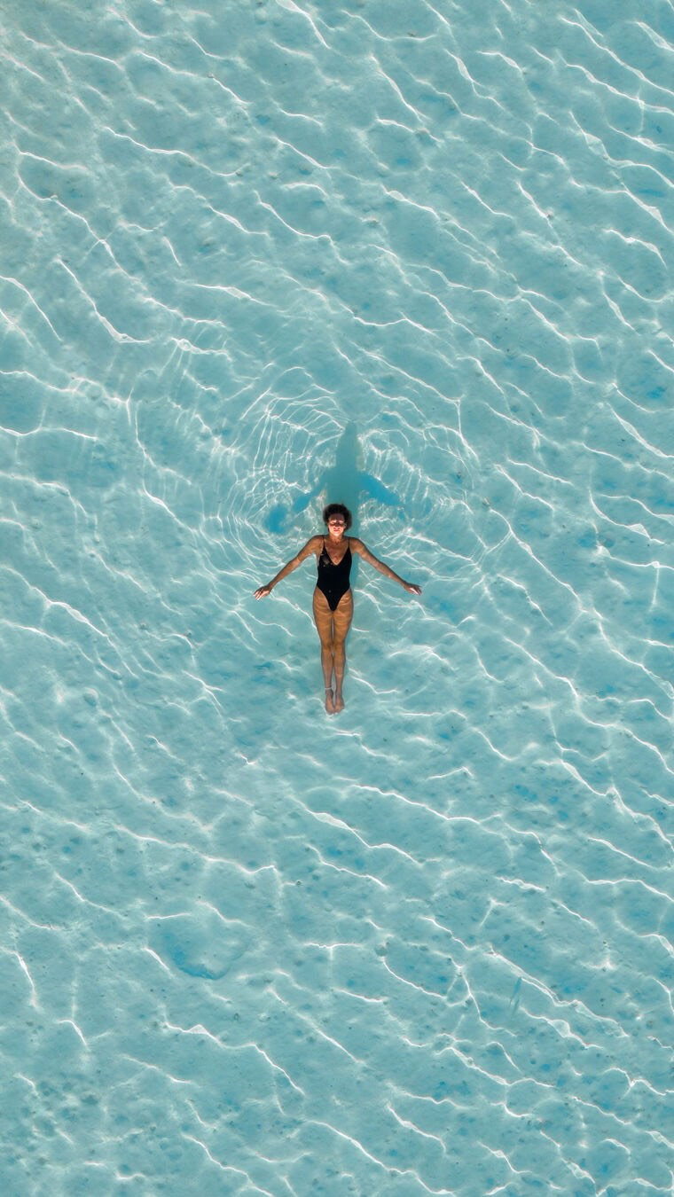 Winter, wir kennen sie nicht. ☀️

Auf Royal Island bedeuten Morgen noch immer bloße Füße, warmes Wasser, Sonnenstrahlen vor dem Frühstück und keinen Ort, an dem Sie sein müssten – außer zurück im Pool. 🌊🐠✨

Sommer lebt hier