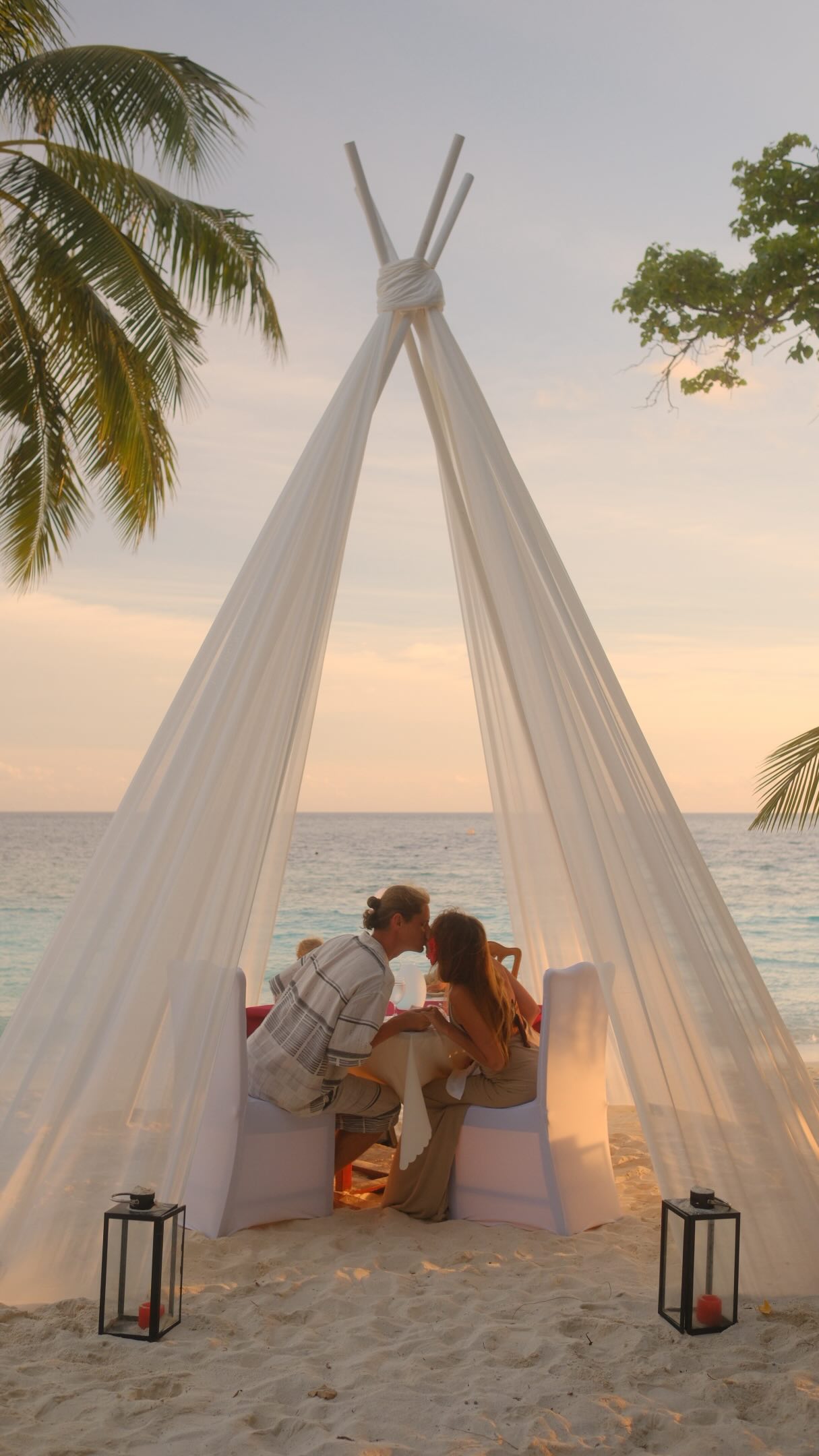 Die Malediven stehen schon seit einer Weile ganz oben auf unserer Liste der Reiseziele mit Kindern… und nachdem wir als Familie so viel Zeit hier verbracht haben, kann ich ehrlich sagen, dass ich verstehe, warum. 🥹🌴

Wenn S